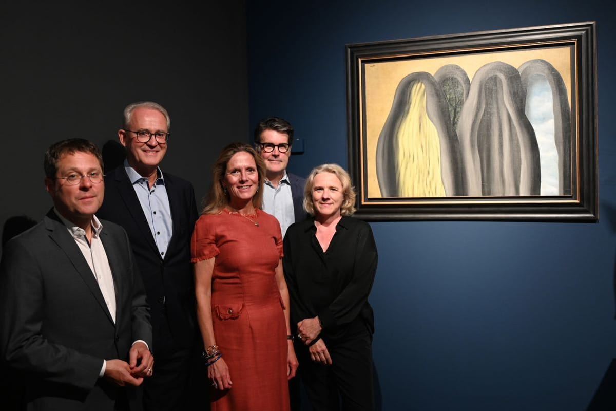 Alexander Klar, Bernd Kundrun, Elisabeth Lorenz-Meyer, Toby Kamps und Helga Huskamp (von links nach rechts) stehen neben dem Gemälde "Le Palais de Rideaux" von René Magritte: Die Kunsthalle hat das Bild für viel Geld erworben.