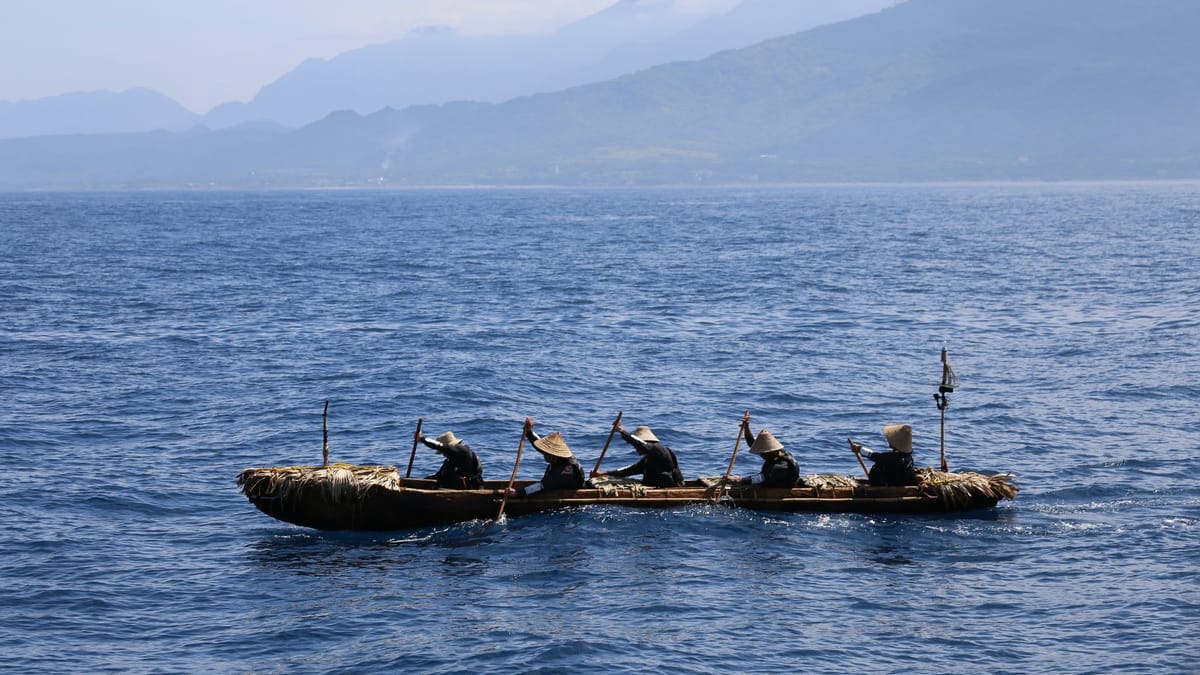 Steinzeit-Kanu bewältigt tückische Meeresströmung