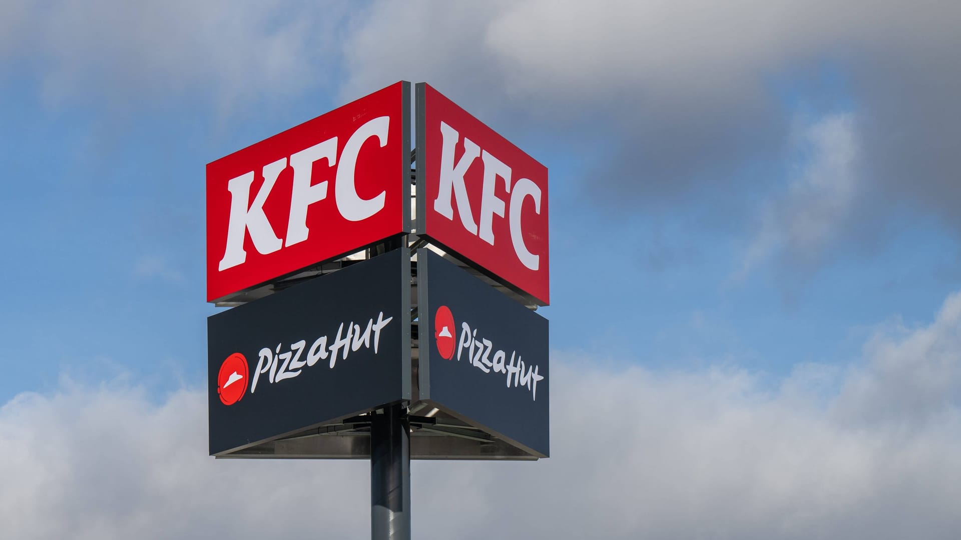 Fast-Food-Ketten KFC und Pizza Hut (Symbolbild): Gemeinsam sollen die kulinarische Vielfalt am Bremer Hauptbahnhof erhöhen. Fast-Food-Ketten KFC und Pizza Hut (Symbolbild): Gemeinsam sollen die kulinarische Vielfalt am Bremer Hauptbahnhof erhöhen.