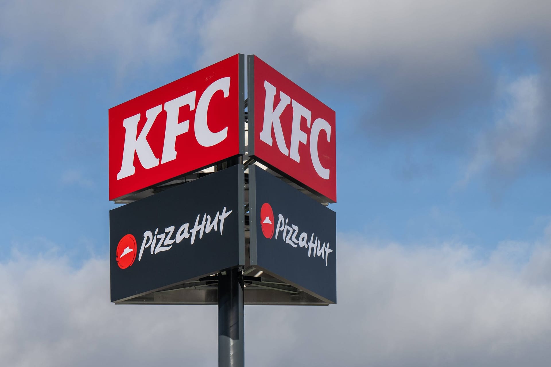 Fast-Food-Ketten KFC und Pizza Hut (Symbolbild): Gemeinsam sollen die kulinarische Vielfalt am Bremer Hauptbahnhof erhöhen.