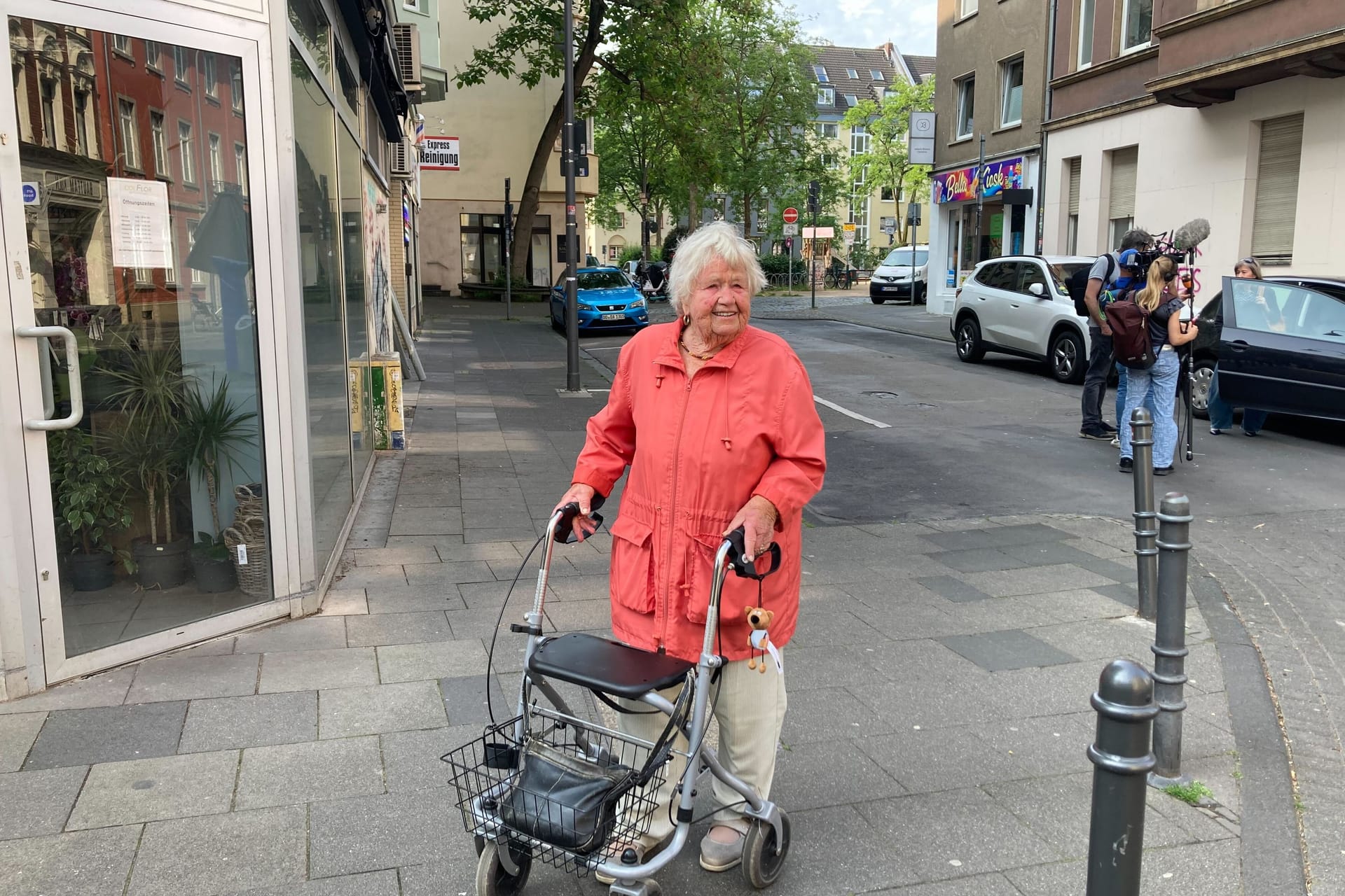 Die 91-jährige Kölnerin Christa Tiedge ließ sich am Tag der Evakuierung nicht aus der Ruhe bringen. Sie lebt in Deutz und musste ihre Wohnung verlassen.