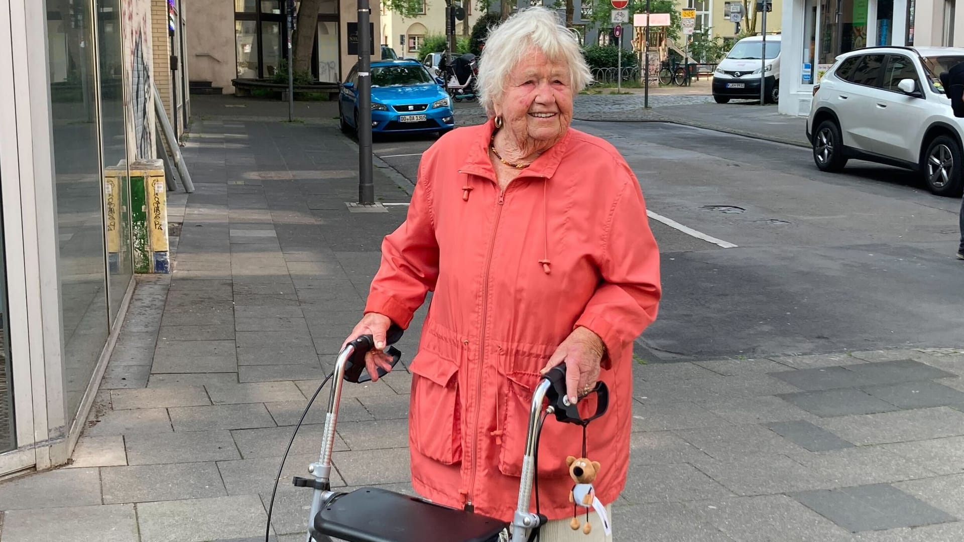 Die 91-jährige Kölnerin Christa Tiedge ließ sich am Tag der Evakuierung nicht aus der Ruhe bringen. Sie lebt in Deutz und musste ihre Wohnung verlassen. Die 91-jährige Kölnerin Christa Tiedge ließ sich am Tag der Evakuierung nicht aus der Ruhe bringen. Sie lebt in Deutz und musste ihre Wohnung verlassen.