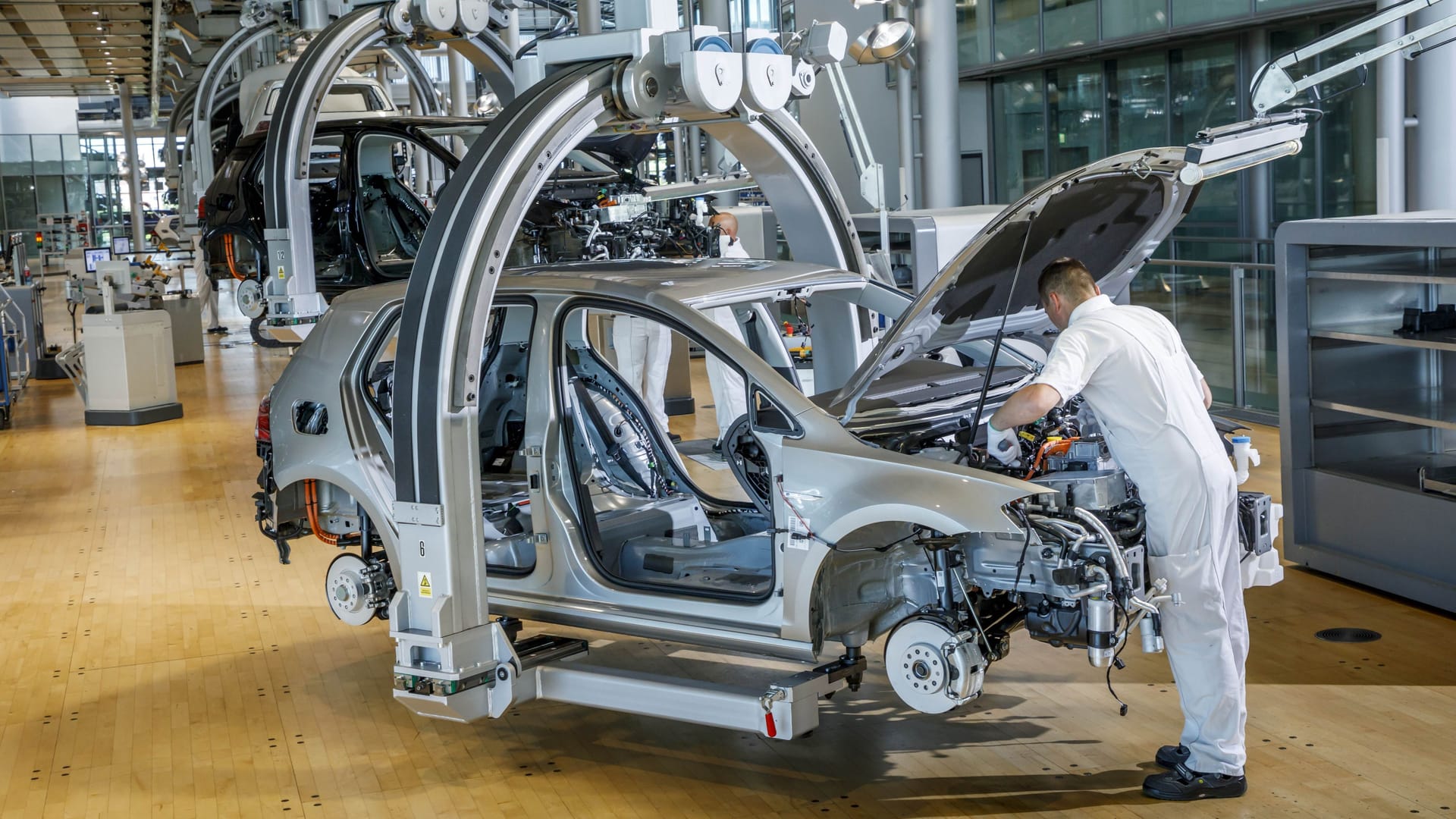 Volkswagen-Mitarbeiter schraubt an einem ID.3 (Symbolfoto): Der Konzern kommt offenbar um eine Millionen-Strafe herum.