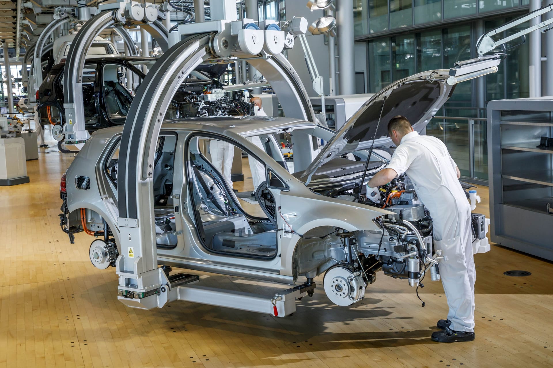 Volkswagen-Mitarbeiter schraubt an einem ID.3 (Symbolfoto): Der Konzern kommt offenbar um eine Millionen-Strafe herum.