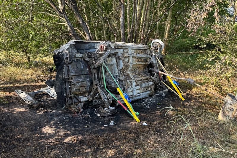 Ein Autowrack liegt am Straßenrand. Auf der A31 bei Meppen ist ein Autofahrer mit seinem Fahrzeug von der Fahrbahn abgekommen und gestorben.