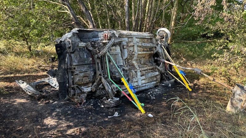 Ein Autowrack liegt am Straßenrand. Auf der A31 bei Meppen ist ein Autofahrer mit seinem Fahrzeug von der Fahrbahn abgekommen und gestorben.