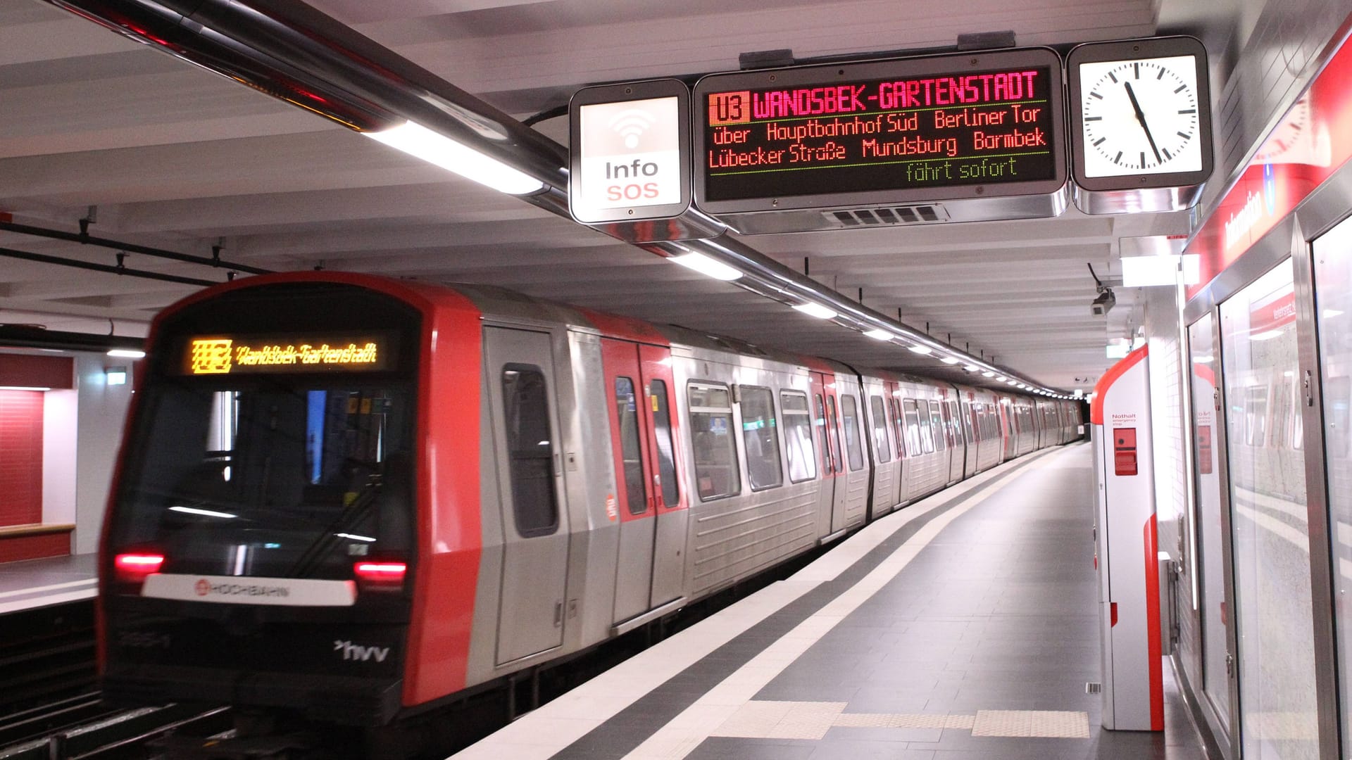 Einfahrender U3-Zug am Bahnhof Rathaus (Symbolbild): Ab dem 20. Juni wird dieser Streckenabschnitt für Bauarbeiten stillgelegt.