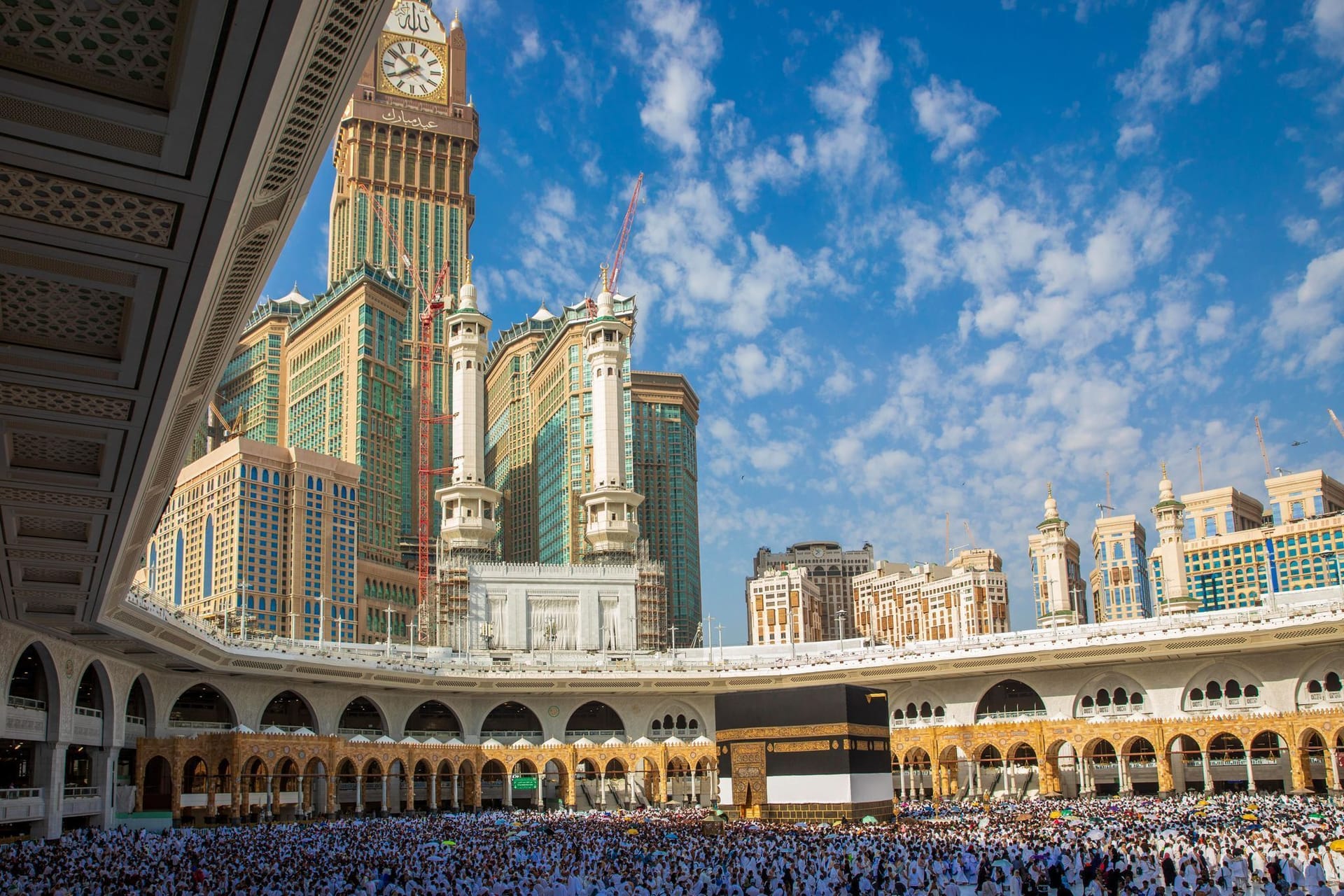 Pilger an der Kaaba in Mekka.