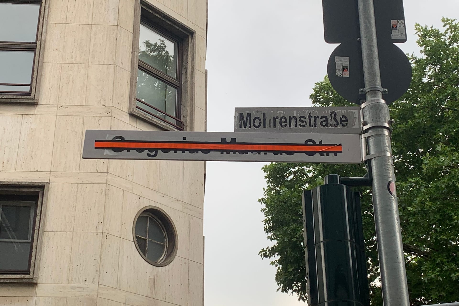 Ein neues Straßenschild weist auf die Umbenennung der Mohrenstraße hin: In der Übergangszeit ist es noch mit einem Balken versehen.