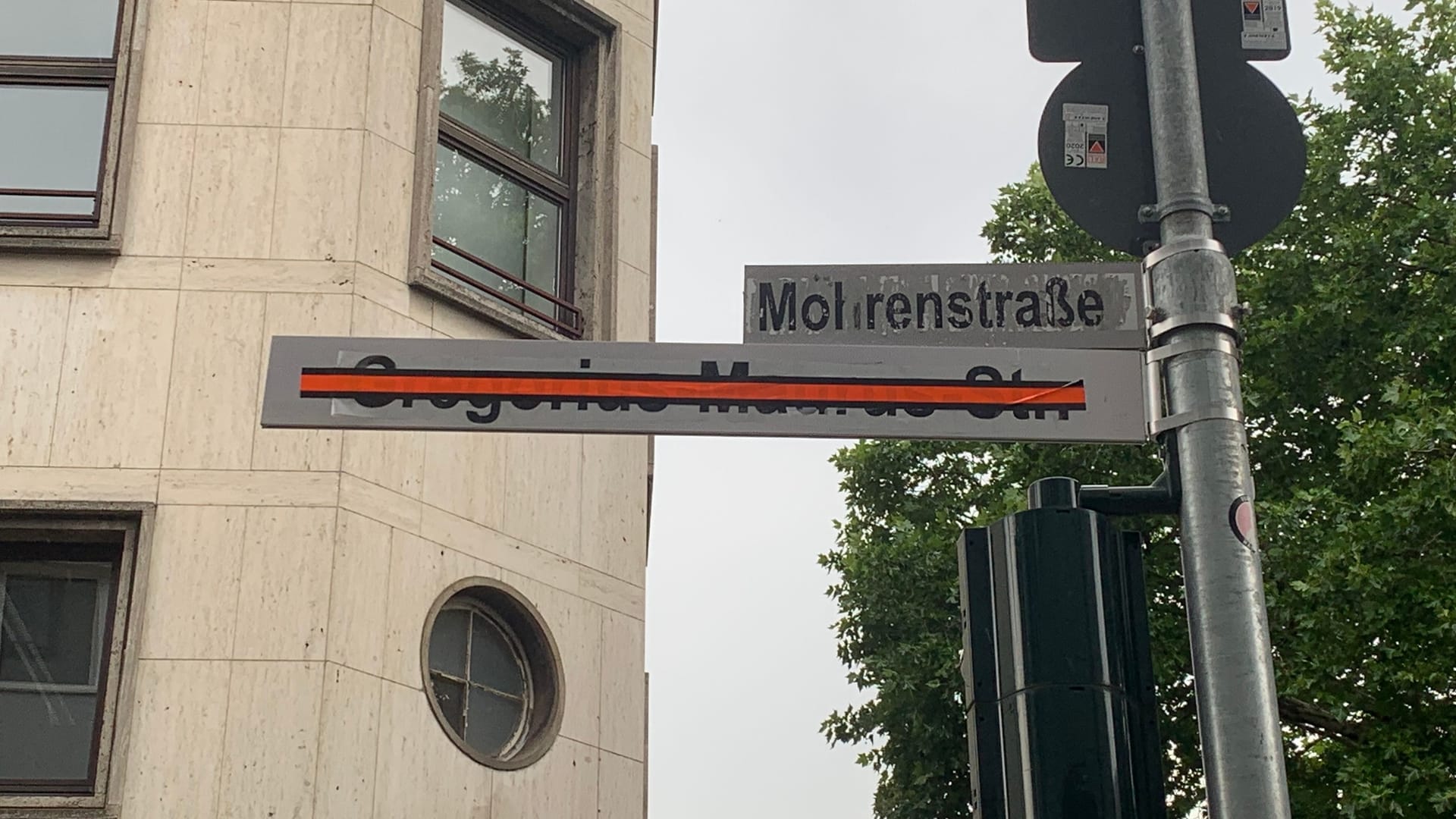 Ein neues Straßenschild weist auf die Umbenennung der Mohrenstraße hin: In der Übergangszeit ist es noch mit einem Balken versehen. Ein neues Straßenschild weist auf die Umbenennung der Mohrenstraße hin: In der Übergangszeit ist es noch mit einem Balken versehen.