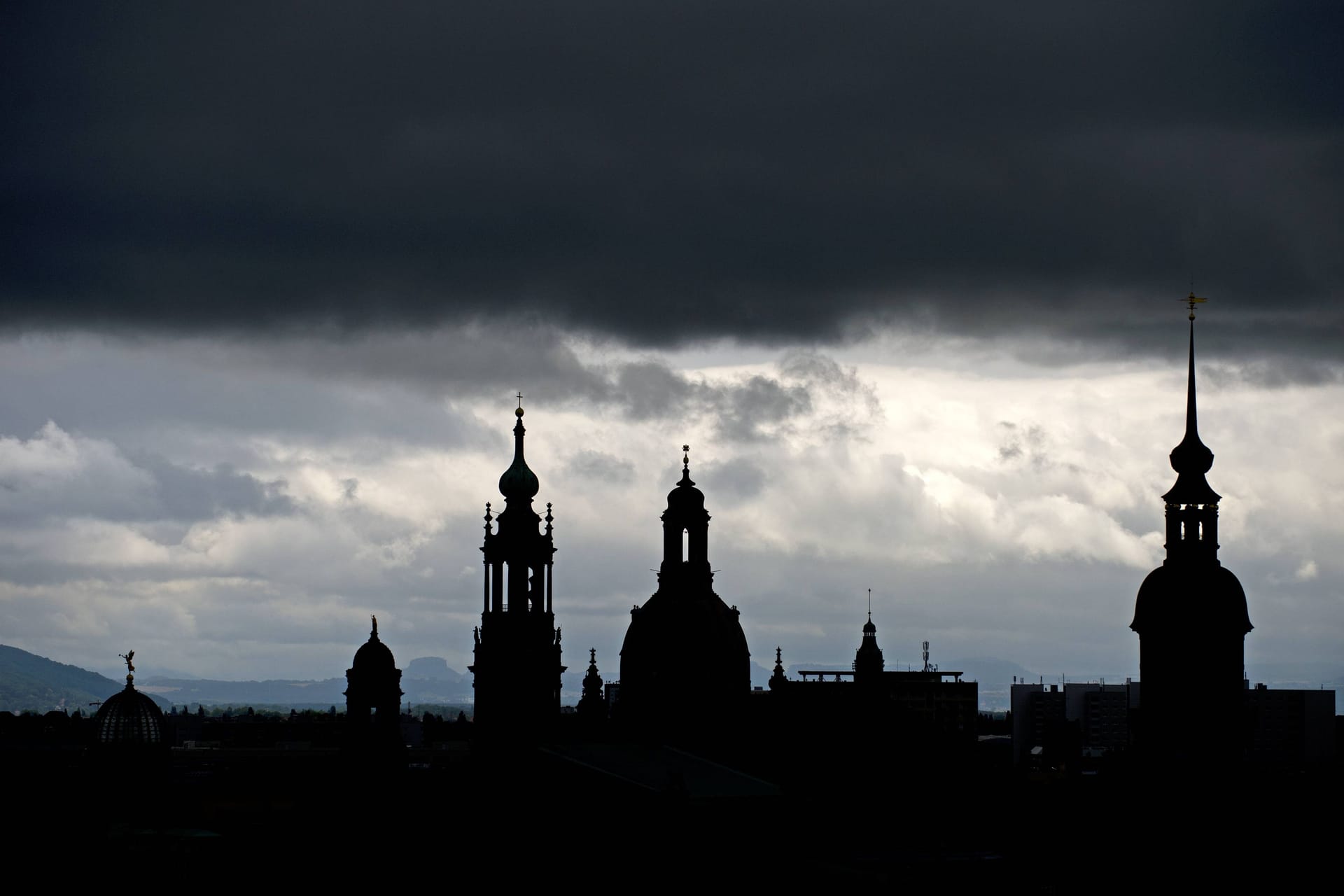 Dunkle Regenwolken hängen über Dresden (Archivbild).