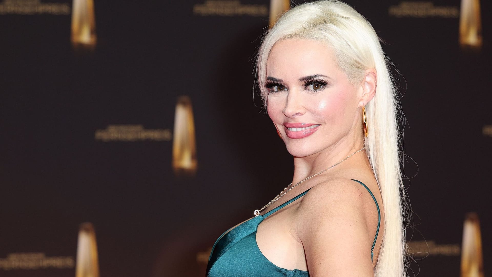 Daniela Katzenberger: Hier posiert sie beim Deutschen Fernsehpreis 2024 für die Fotografen.