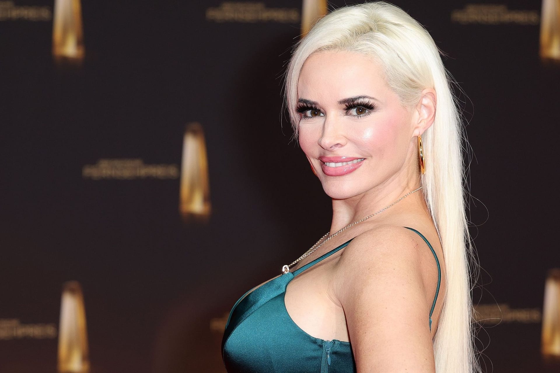 Daniela Katzenberger: Hier posiert sie beim Deutschen Fernsehpreis 2024 für die Fotografen.