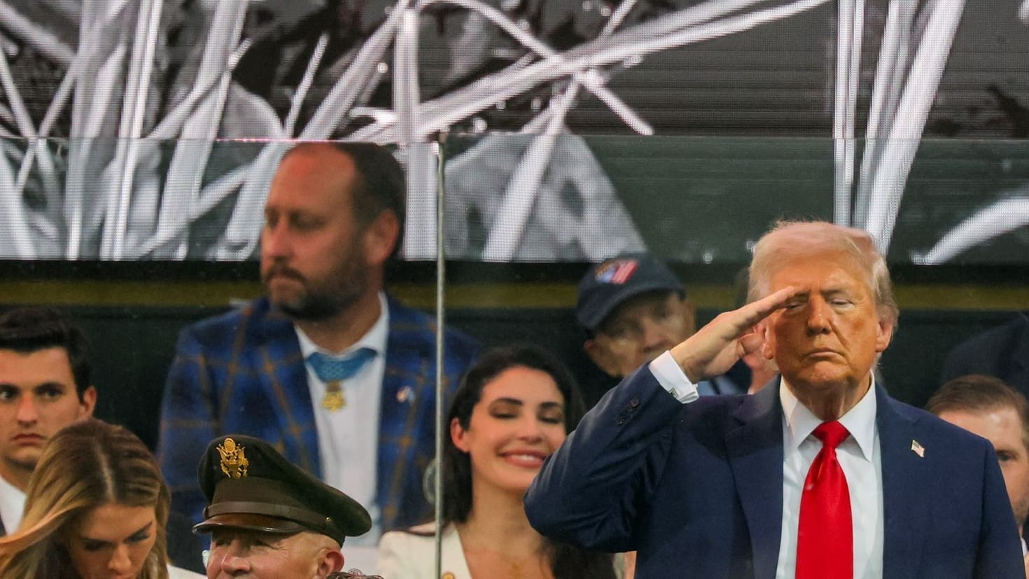 Donald Trump salutiert bei der Parade zum 250. Geburstag der US-Armee.
