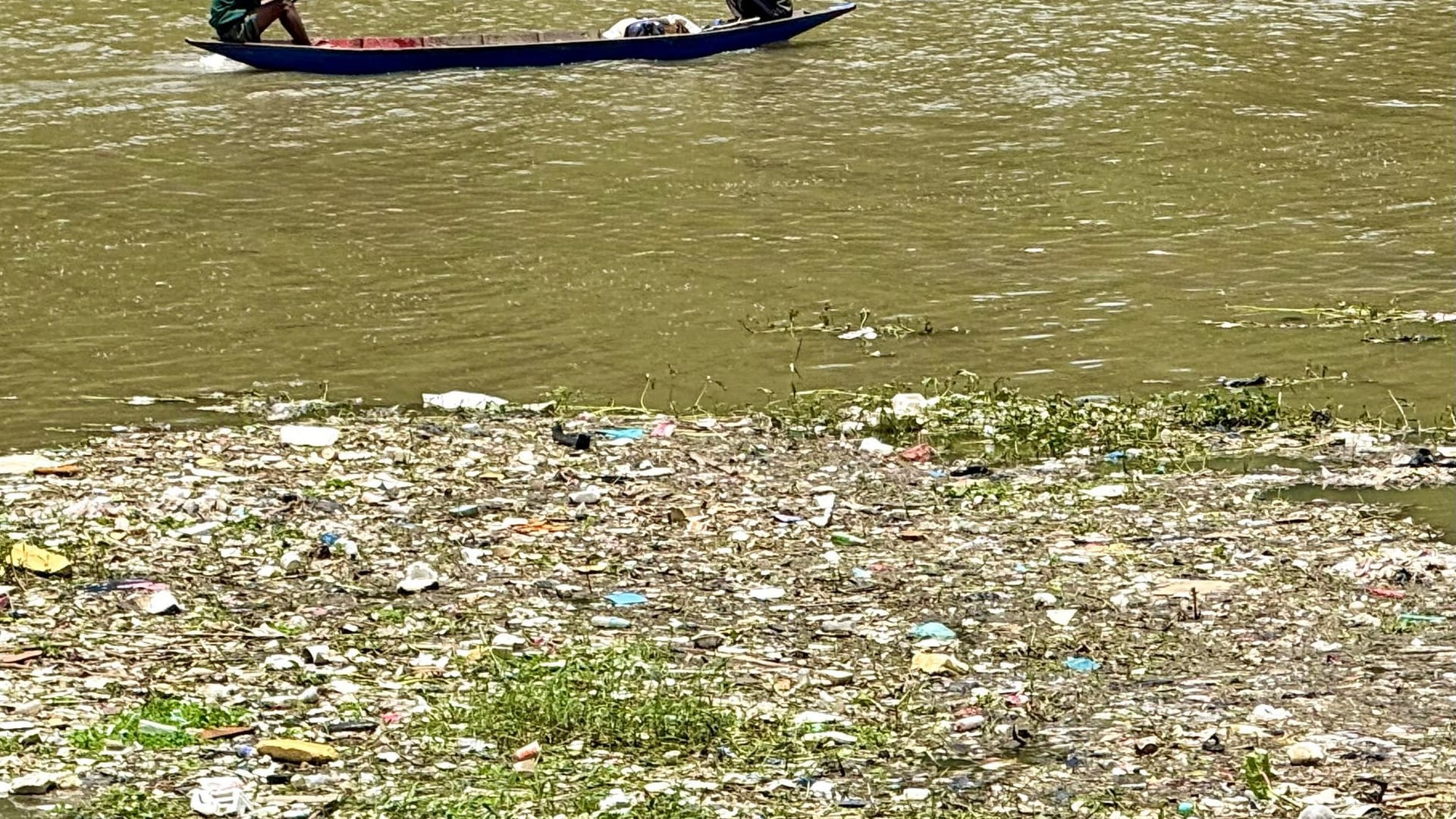 Müll im Fluss Citarum auf Java