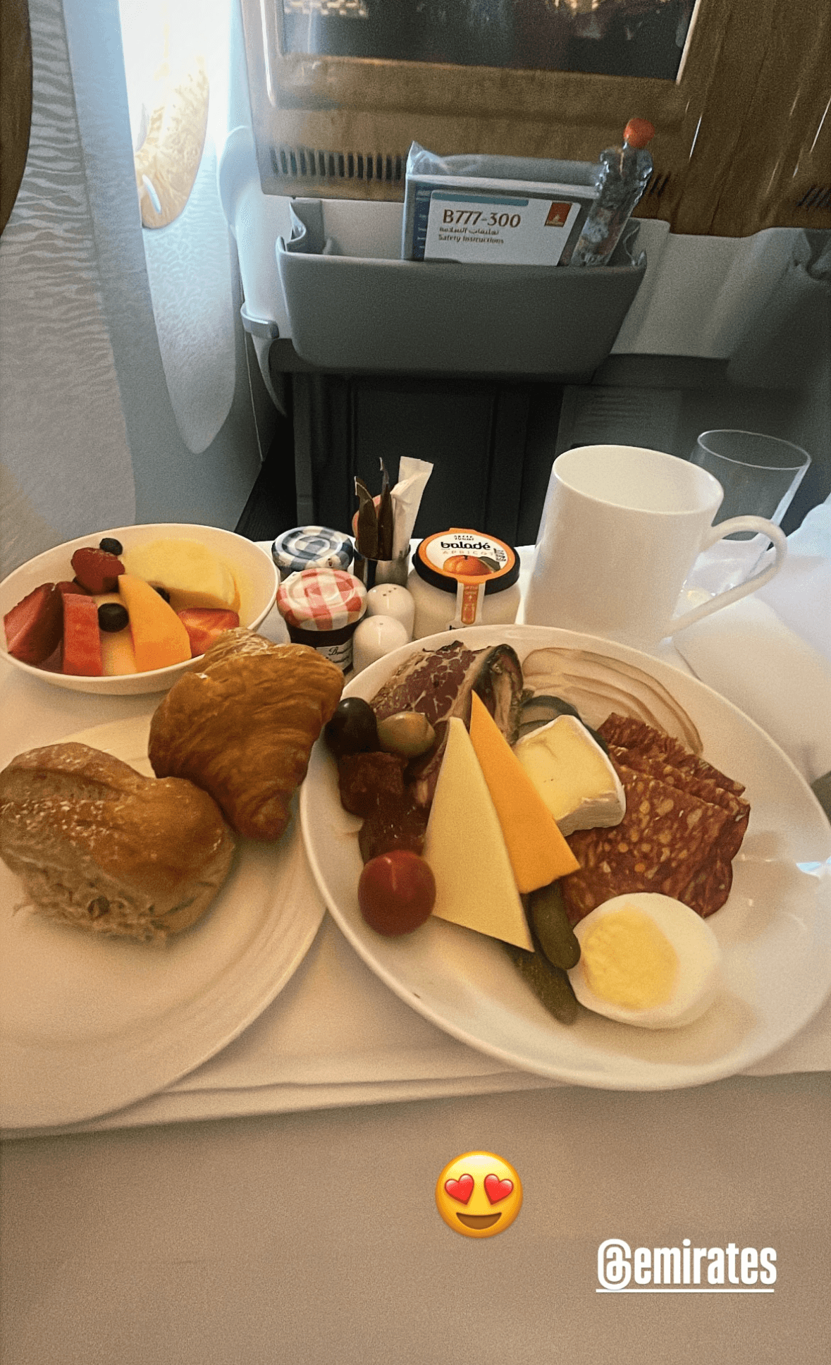 Jimi Blue Ochsenknecht fotografierte sein Frühstück im Flugzeug.
