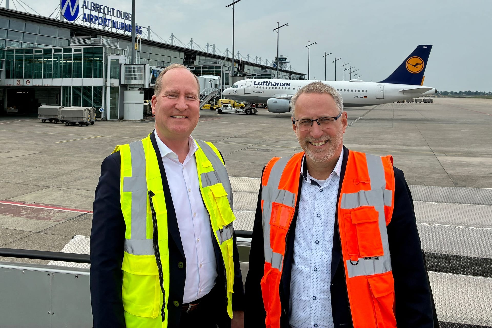Joachim Lang (l), der Hauptgeschäftsführer des Bundesverbandes der Deutschen Luftverkehrswirtschaft, und Nürnbergs Flughafenchef Michael Hupe: Sie kritisieren die hohen Standortkosten in Deutschland. Joachim Lang (l), der Hauptgeschäftsführer des Bundesverbandes der Deutschen Luftverkehrswirtschaft, und Nürnbergs Flughafenchef Michael Hupe: Sie kritisieren die hohen Standortkosten in Deutschland.