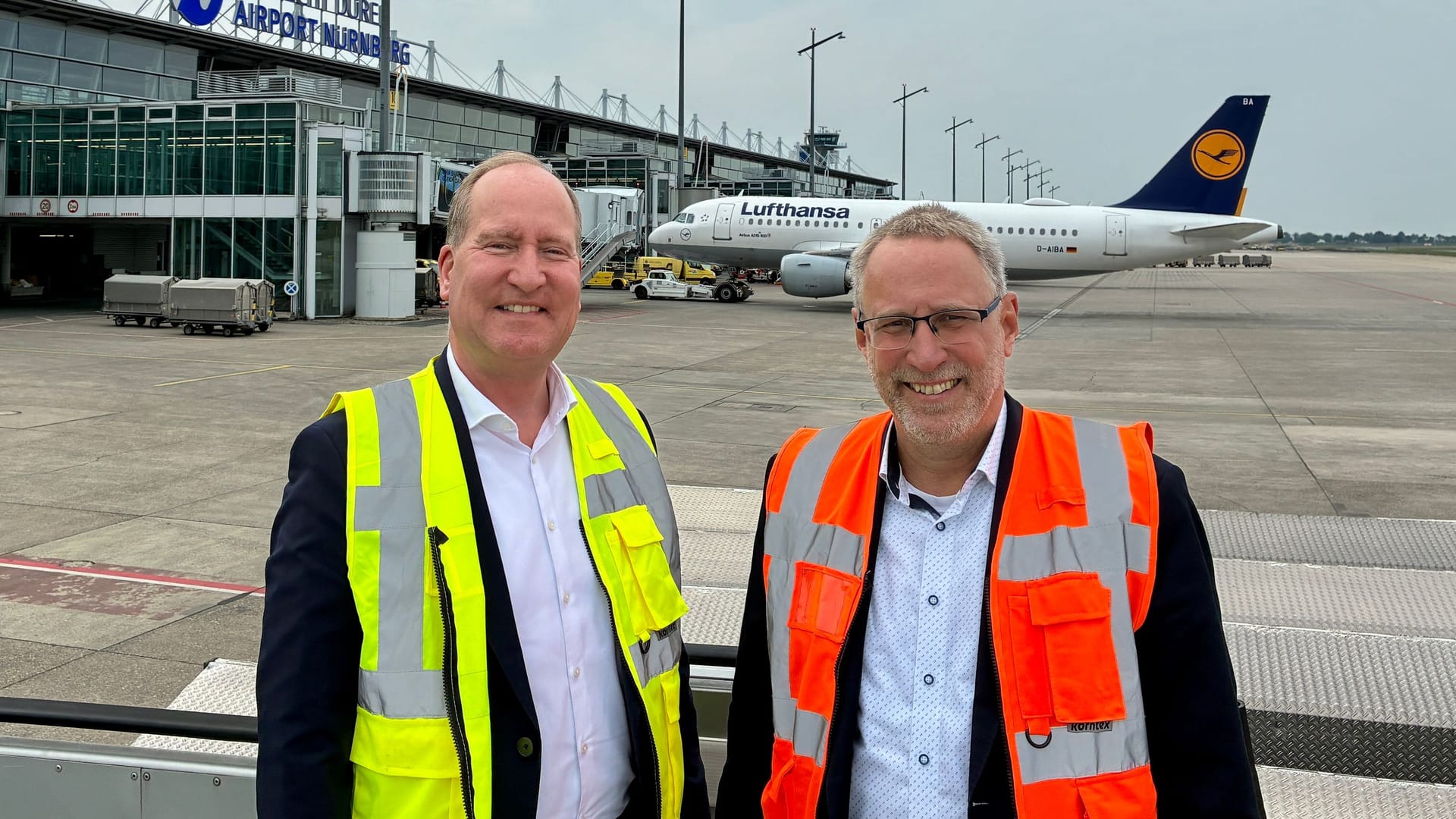 Joachim Lang (l), der Hauptgeschäftsführer des Bundesverbandes der Deutschen Luftverkehrswirtschaft, und Nürnbergs Flughafenchef Michael Hupe: Sie kritisieren die hohen Standortkosten in Deutschland. Joachim Lang (l), der Hauptgeschäftsführer des Bundesverbandes der Deutschen Luftverkehrswirtschaft, und Nürnbergs Flughafenchef Michael Hupe: Sie kritisieren die hohen Standortkosten in Deutschland.