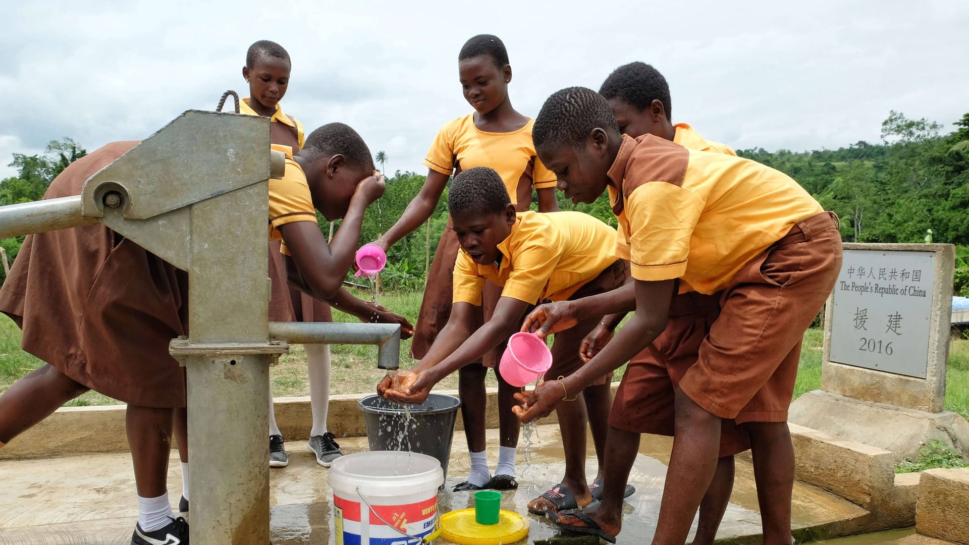 Kinder holen Wasser aus einem Brunnen im Dorf Guayotse im Osten Ghanas: Der Zugang zu sauberem Wasser bleibt vielerorts noch eine Herausforderung.