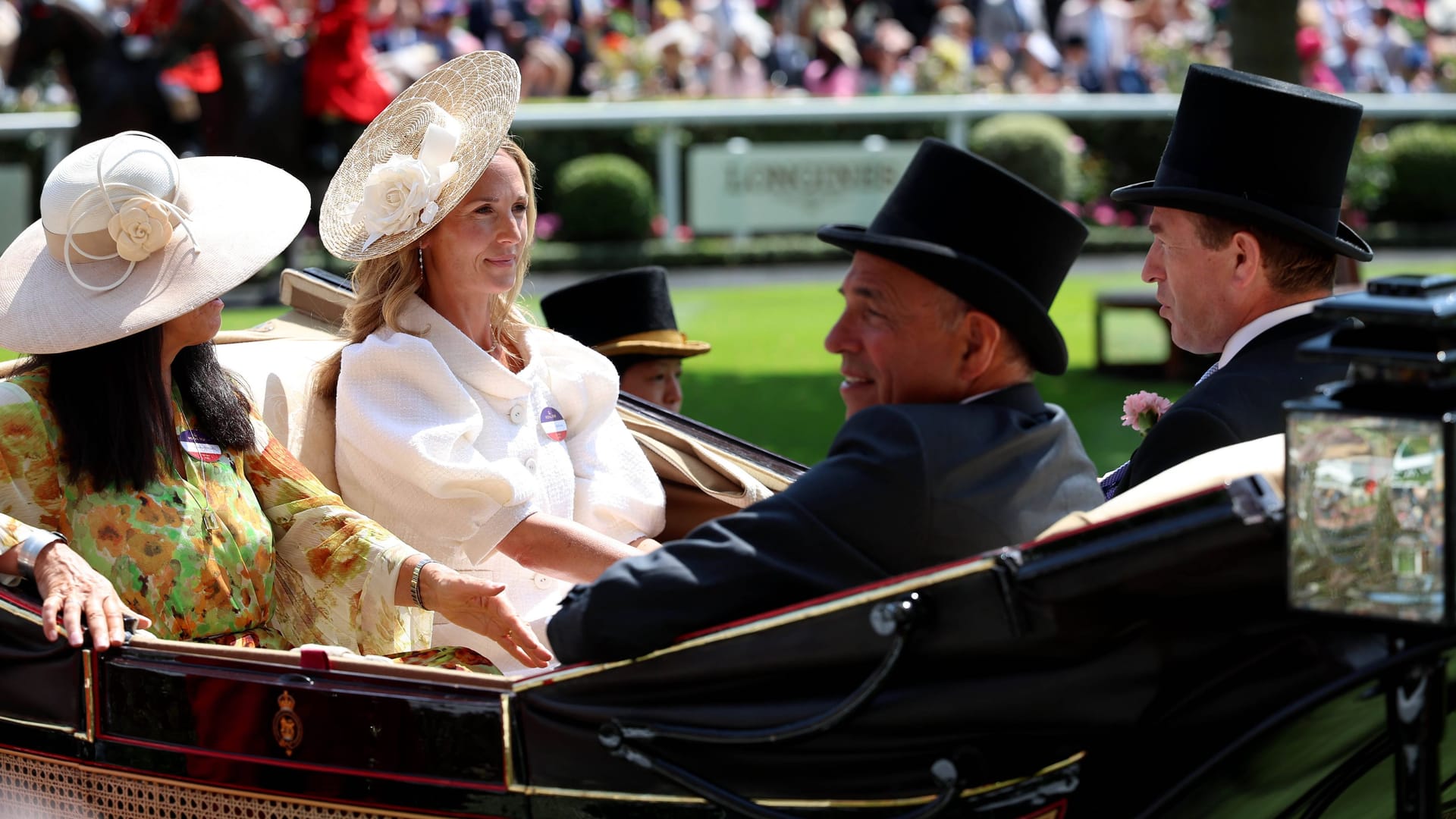 Royal Ascot: Harriet Sperling sitzt mit ihrem Partner Peter Phillips und weiteren Gästen in einer Kutsche.