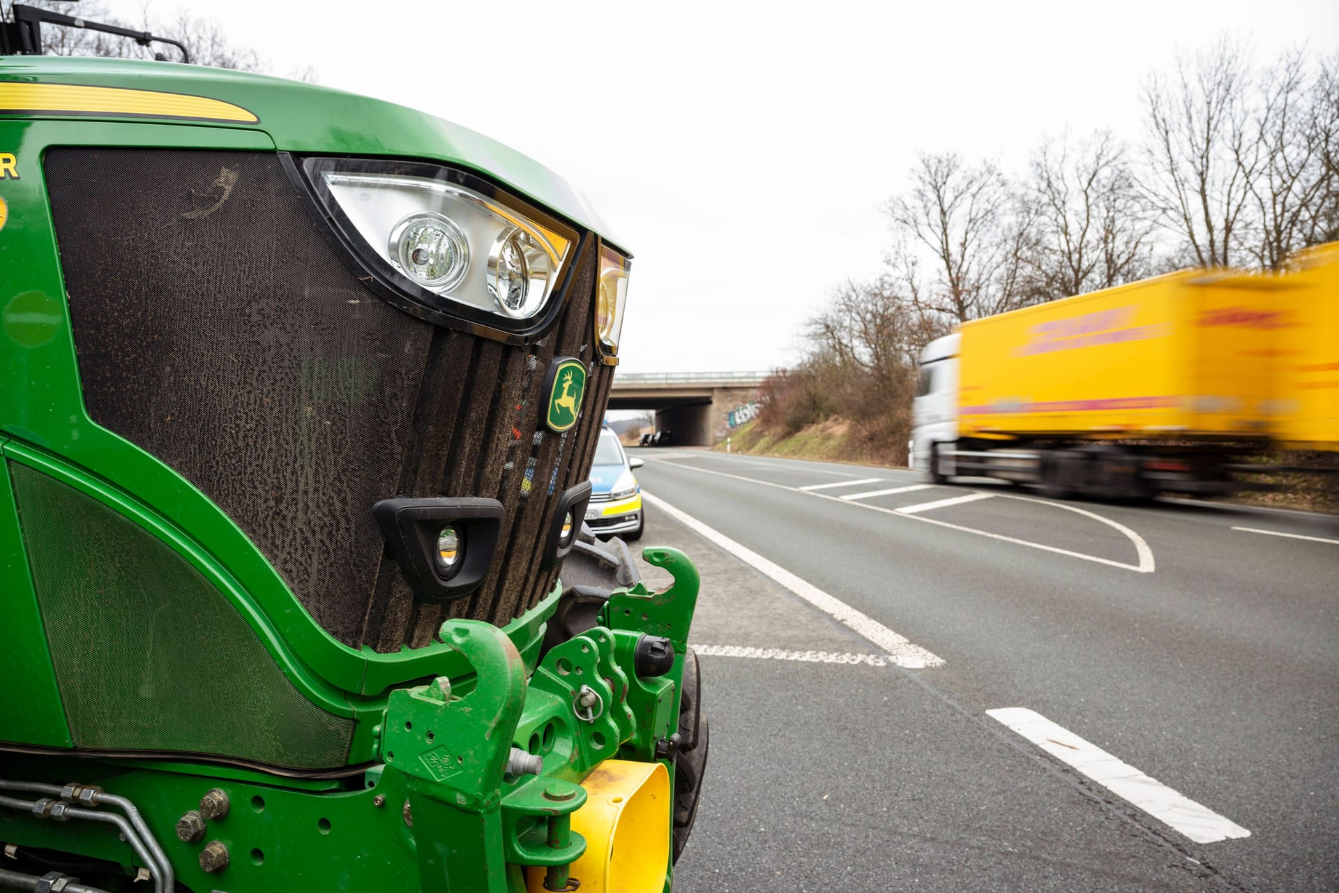 Ein Traktor auf der Autobahn (Symbolbild): Auf der A7 konnte eine Frau nicht mehr rechtzeitig bremsen.