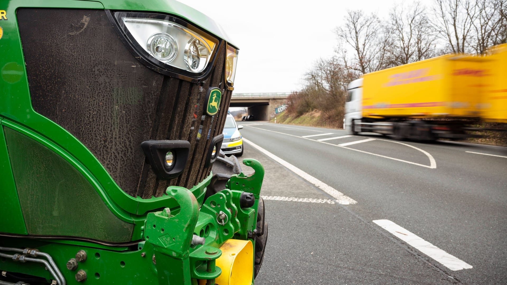 Ein Traktor auf der Autobahn (Symbolbild): Auf der A7 konnte eine Frau nicht mehr rechtzeitig bremsen.
