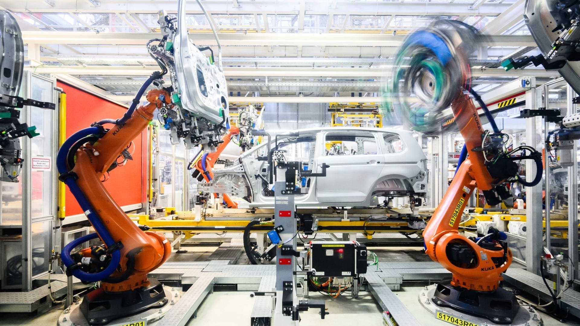 Roboter montieren im Karosseriebau Türen an einen Neuwagen Roboter montieren im Karosseriebau Türen an einen Neuwagen