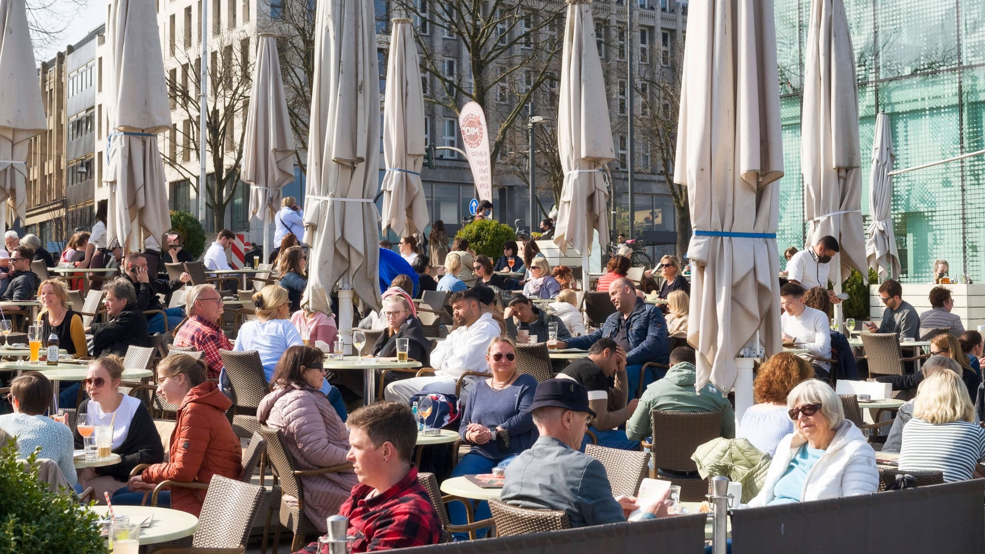 Gäste auf ein Außenterrasse (Symbolbild): Der Bezirk Altona will Gastronomen den Antrag vereinfachen. Gäste auf ein Außenterrasse (Symbolbild): Der Bezirk Altona will Gastronomen den Antrag vereinfachen.