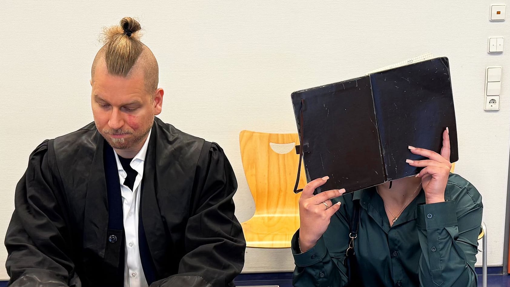 Die Angeklagte sitzt neben ihrem Verteidiger Hont Hetenyi im Verhandlungssaal des Amtsgerichts St. Georg. Die Angeklagte sitzt neben ihrem Verteidiger Hont Hetenyi im Verhandlungssaal des Amtsgerichts St. Georg.