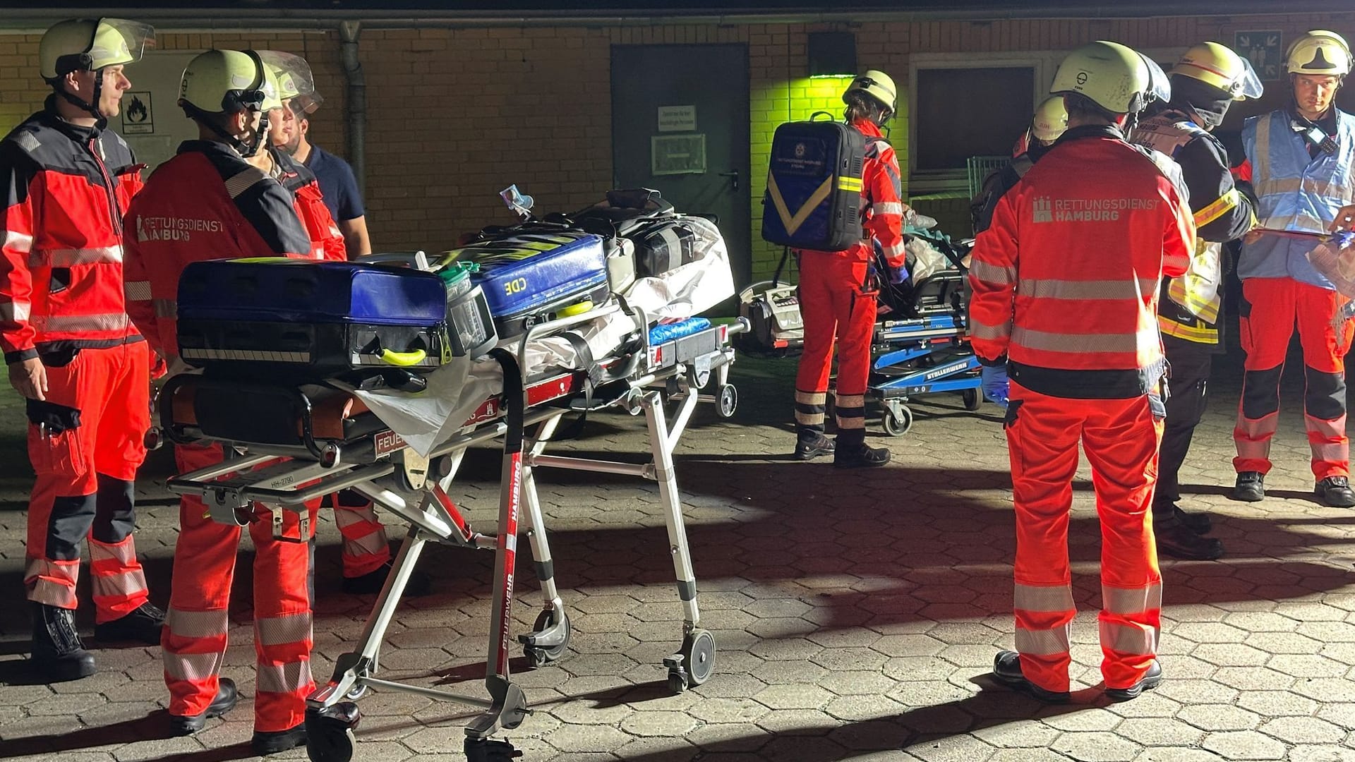 Sanitäter des Rettungsdienstes der Hambuger Feuerwehr warten auf ihren Einsatz am Marienkrankenhaus im Hamburger Stadtteil Hohenfelde: Für drei Senioren kam jede Hilfe zu spät.