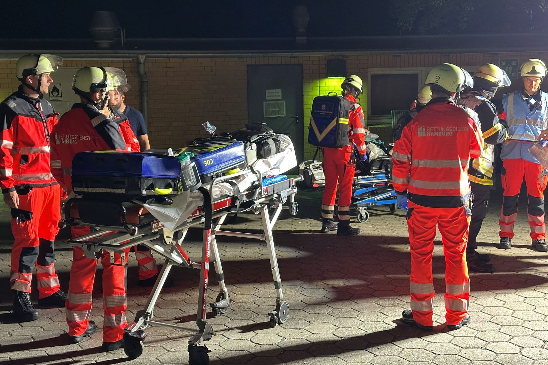 Sanitäter des Rettungsdienstes der Hambuger Feuerwehr warten auf ihren Einsatz am Marienkrankenhaus im Hamburger Stadtteil Hohenfelde: Für drei Senioren kam jede Hilfe zu spät.