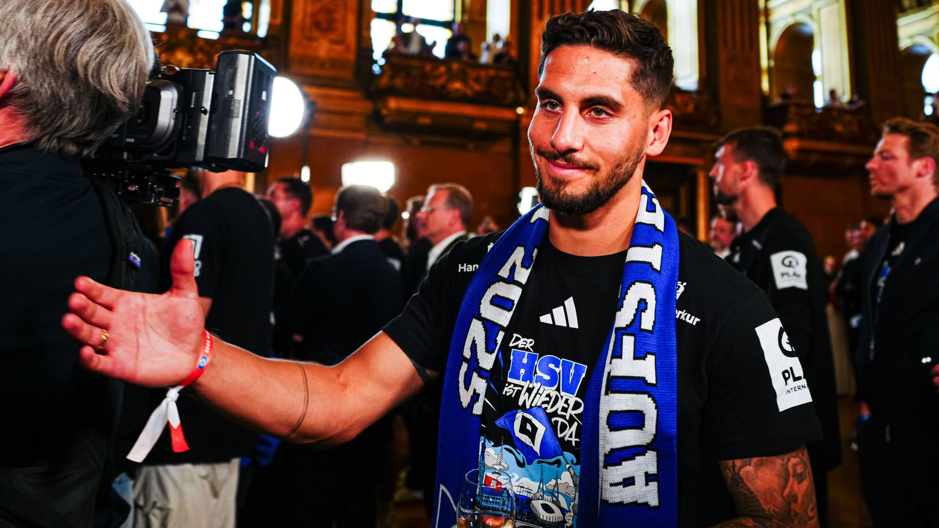 Ludovit Reis bei der Aufstiegsfeier im Rathaus im Mai: Der HSV-Mittelfeldspieler steht vor einem Wechsel zum Champions-League-Teilnehmer FC Brügge. Ludovit Reis bei der Aufstiegsfeier im Rathaus im Mai: Der HSV-Mittelfeldspieler steht vor einem Wechsel zum Champions-League-Teilnehmer FC Brügge.