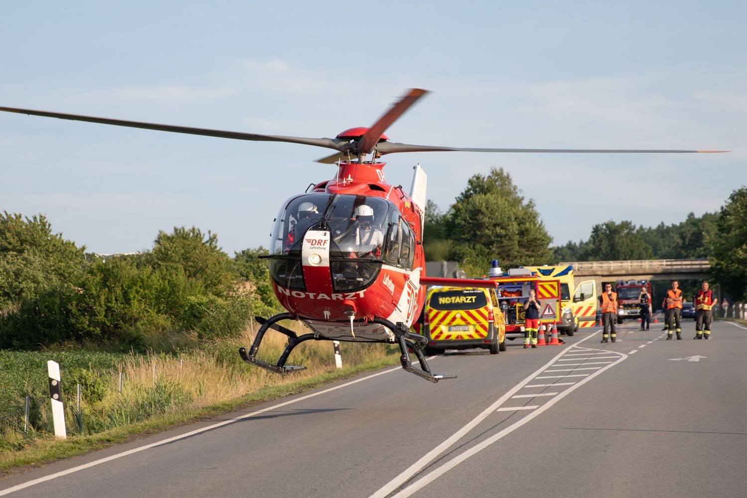 Rettungshubschrauber am Unfallort: Der Motorradfahrer wurde in ein Krankenhaus geflogen.