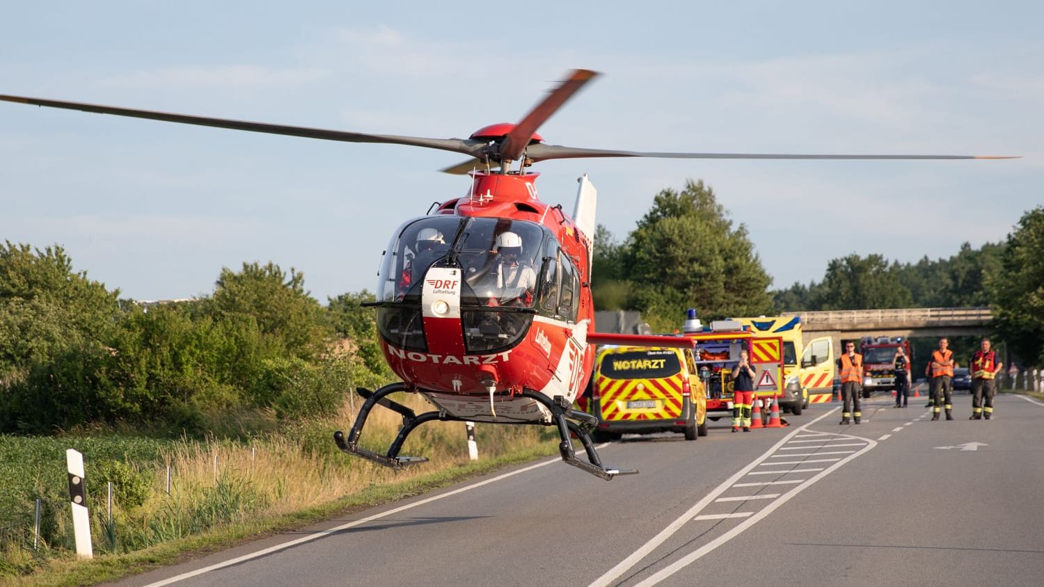 Rettungshubschrauber am Unfallort: Der Motorradfahrer wurde in ein Krankenhaus geflogen.