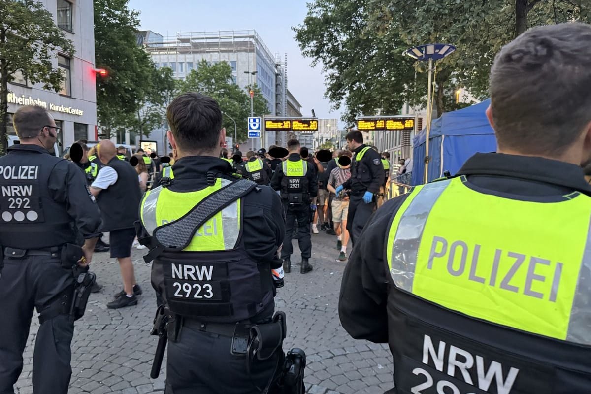 Polizisten an der Kontrollstelle Bolker Stern: Die Durchsuchungen verliefen nicht ohne Fund.
