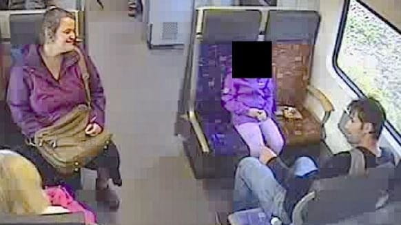 Die mutmaßlichen Eltern mit dem Kind in einer Düsseldorfer S-Bahn: Die Polizei ermittelt wegen der Verletzung der Fürsorge- und Erziehungspflicht.