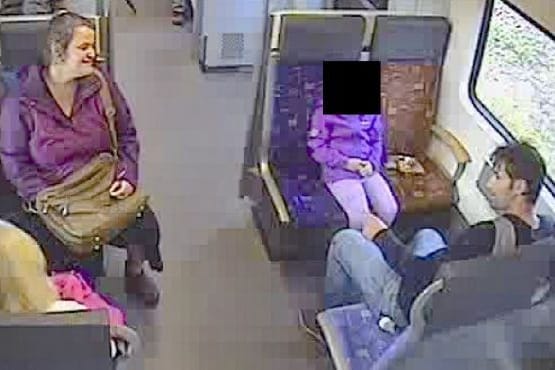 Die mutmaßlichen Eltern mit dem Kind in einer Düsseldorfer S-Bahn: Die Polizei ermittelt wegen der Verletzung der Fürsorge- und Erziehungspflicht.