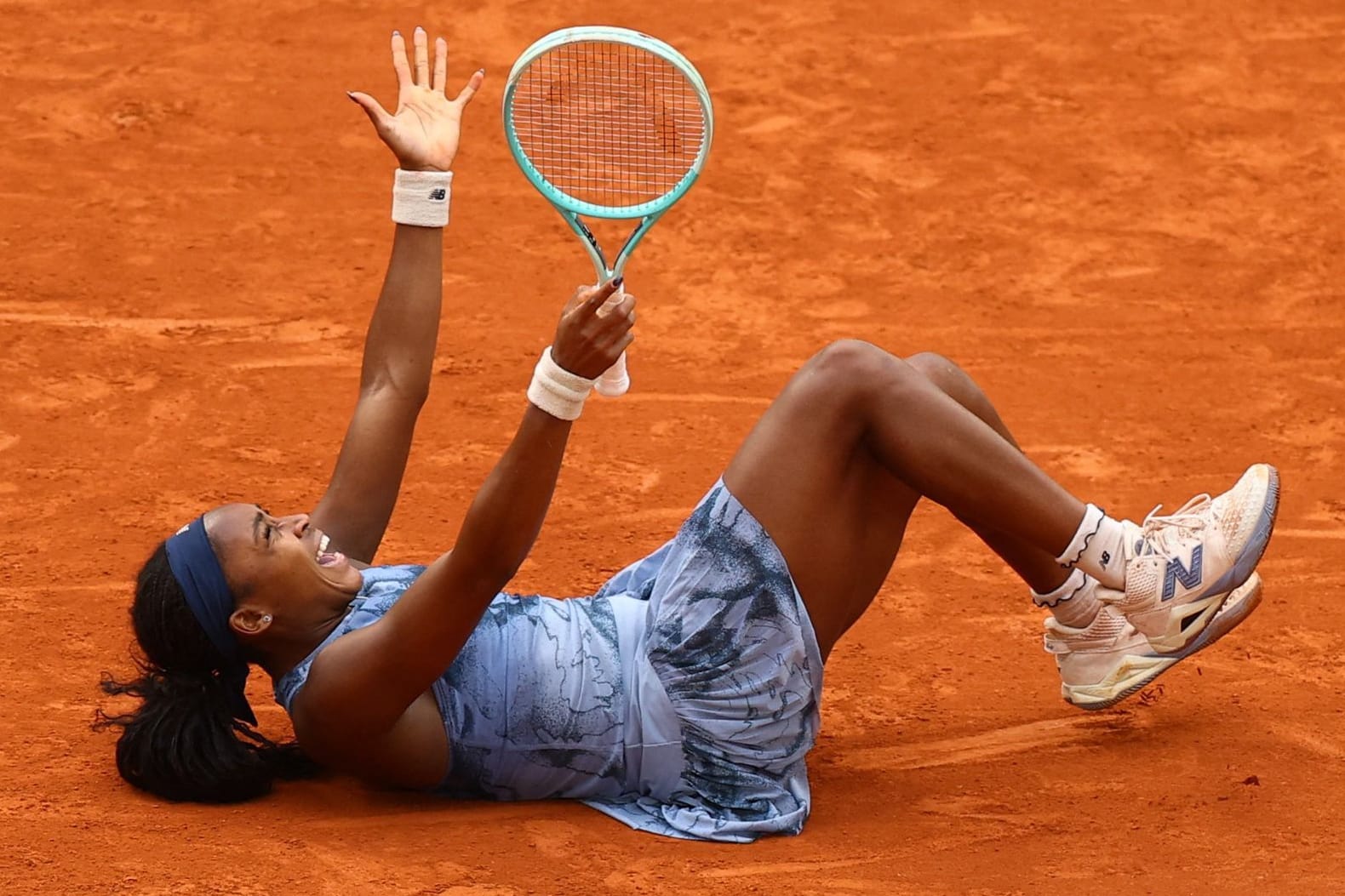 Coco Gauff sinkt vor Freude zu Boden: Sie gewann ein spannendes Finale der French Open.