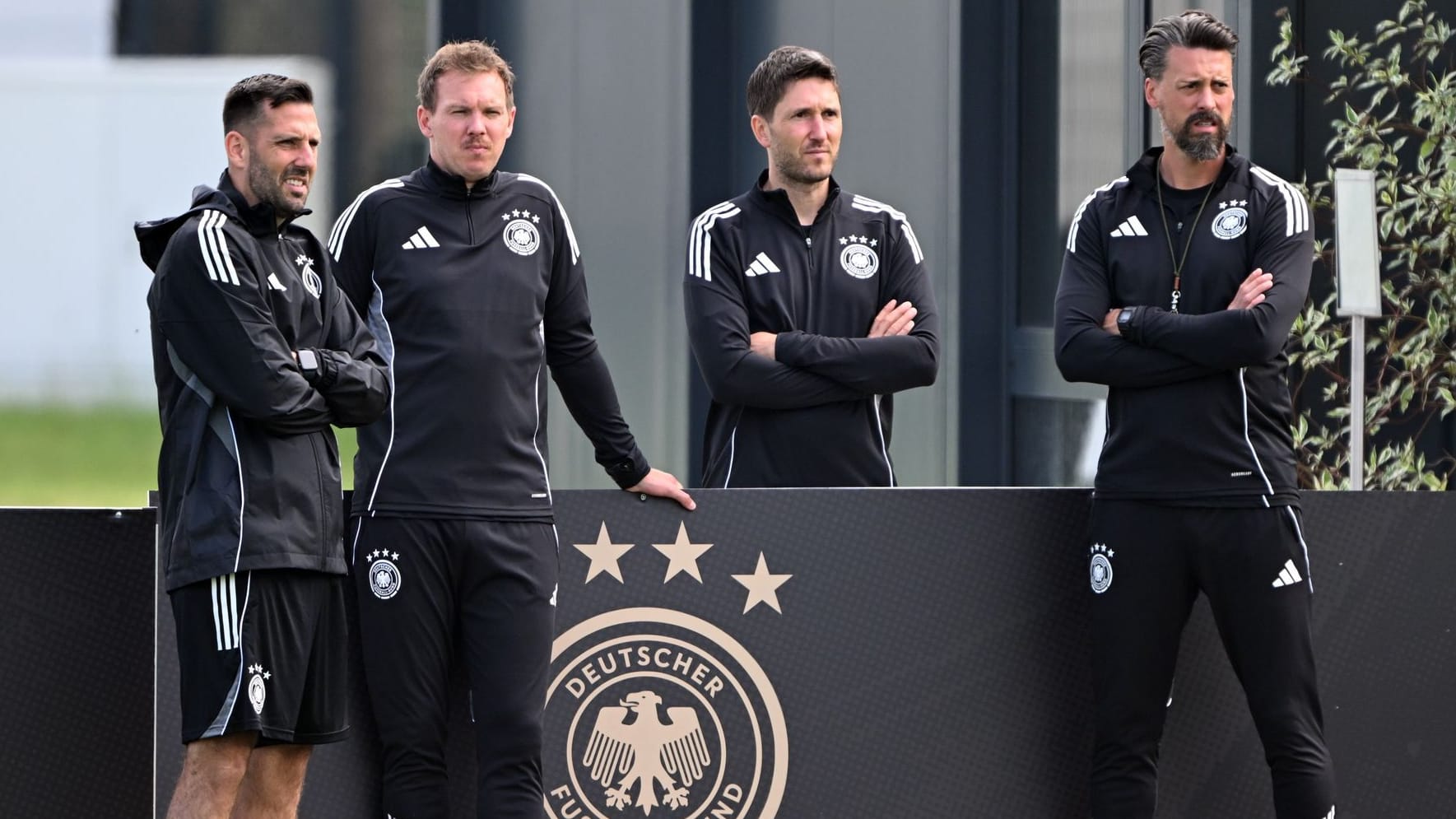 Voller Fokus auf das Ziel Nations-League-Titel: Das deutsche Trainerteam um Mads Buttgereit, Julian Nagelsmann, Benjamin Glück und Sandro Wagner (von links nach rechts).