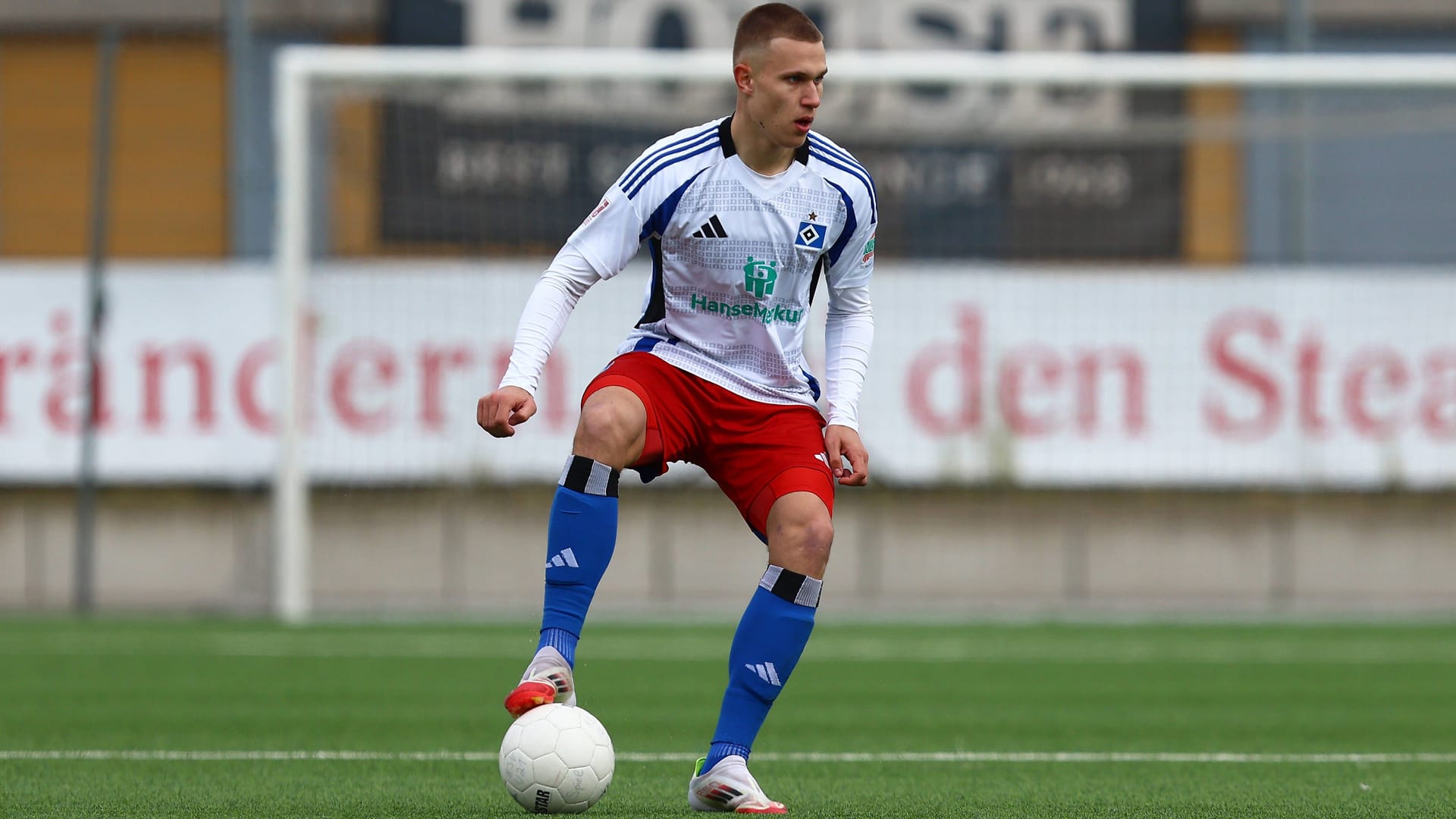 Luis Seifert am Ball (Archivbild): Der Innenverteidiger verlässt den HSV und spielt künftig für die SV Elversberg. Luis Seifert am Ball (Archivbild): Der Innenverteidiger verlässt den HSV und spielt künftig für die SV Elversberg.
