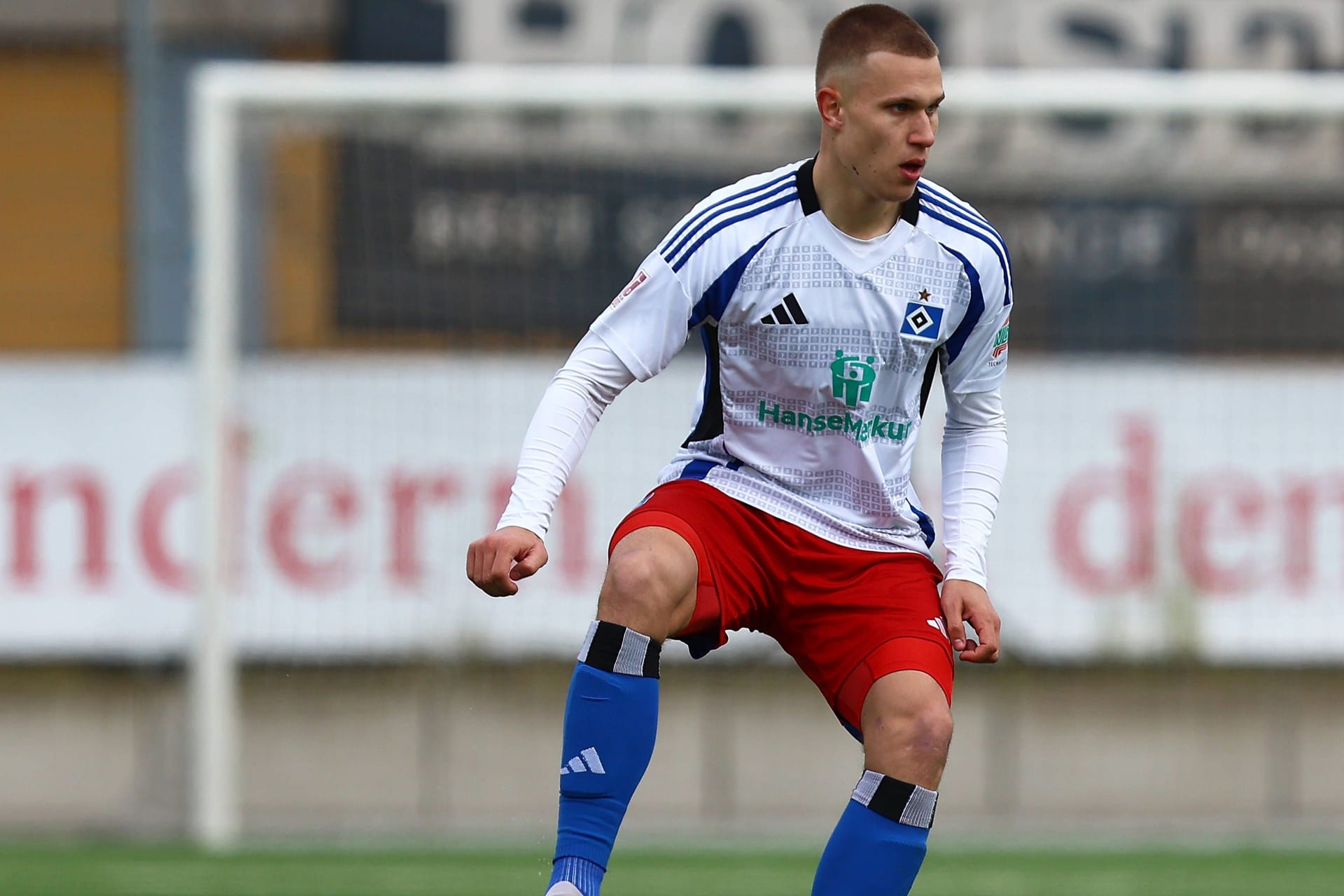 Luis Seifert am Ball (Archivbild): Der Innenverteidiger verlässt den HSV und spielt künftig für die SV Elversberg.