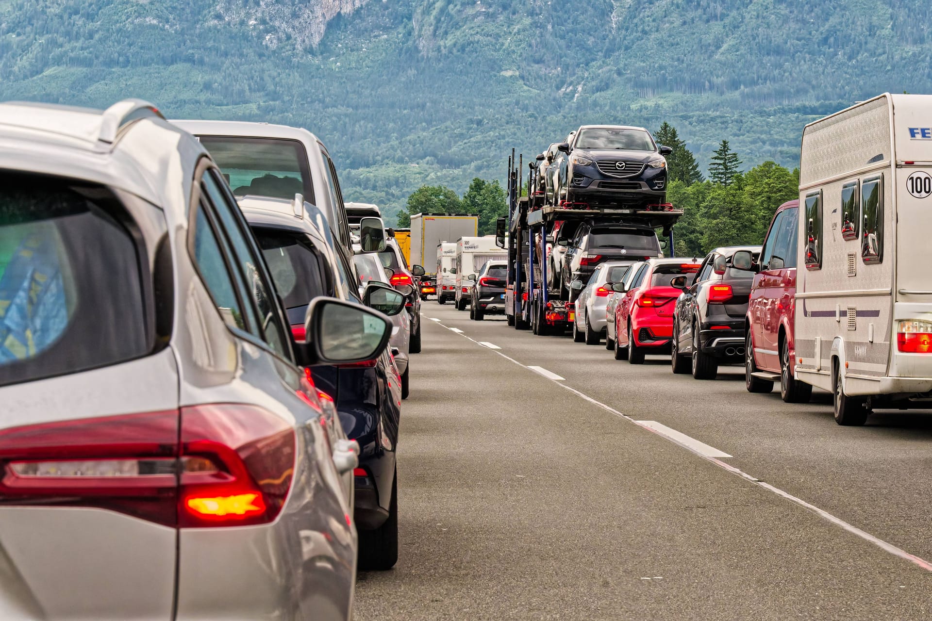 Spurwechsel mit Folgen: Wer im Stau ständig die Fahrbahn wechselt, löst ungewollt neue Staus aus.