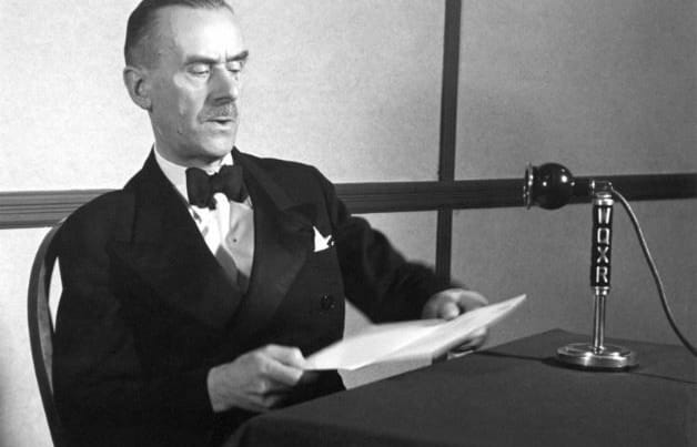 Thomas Mann 1941 in einem New Yorker Rundfunkstudio.