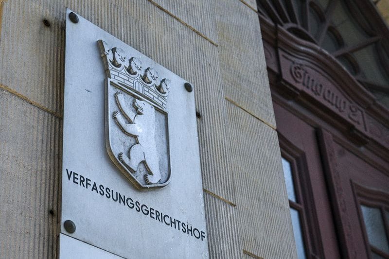 Ein Schild weist auf den Verfassungsgerichtshof des Landes Berlin im Gebäude vom Kammergericht in der Elßholzstraße hin. Der Verfassungsgerichtshof ist ein den übrigen Verfassungsorganen des Landes Berlin gegenüber selbstständiger und unabhängiger Gerichtshof.