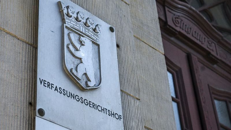 Ein Schild weist auf den Verfassungsgerichtshof des Landes Berlin im Gebäude vom Kammergericht in der Elßholzstraße hin. Der Verfassungsgerichtshof ist ein den übrigen Verfassungsorganen des Landes Berlin gegenüber selbstständiger und unabhängiger Gerichtshof. Ein Schild weist auf den Verfassungsgerichtshof des Landes Berlin im Gebäude vom Kammergericht in der Elßholzstraße hin. Der Verfassungsgerichtshof ist ein den übrigen Verfassungsorganen des Landes Berlin gegenüber selbstständiger und unabhängiger Gerichtshof.