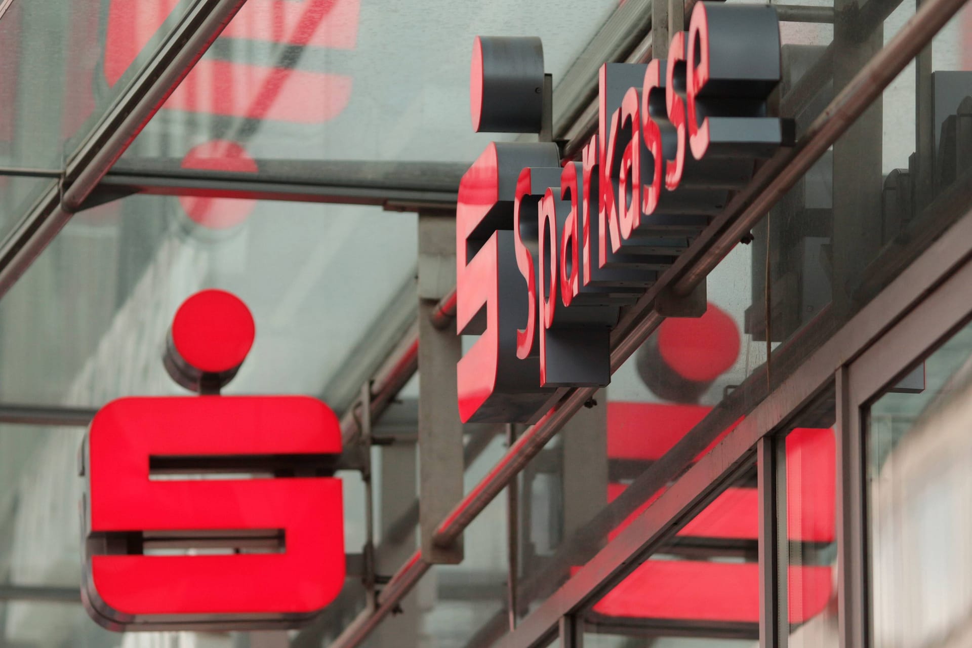 Sparkasse: Das Geldinstitut kämpft mit technischen Problemen.
