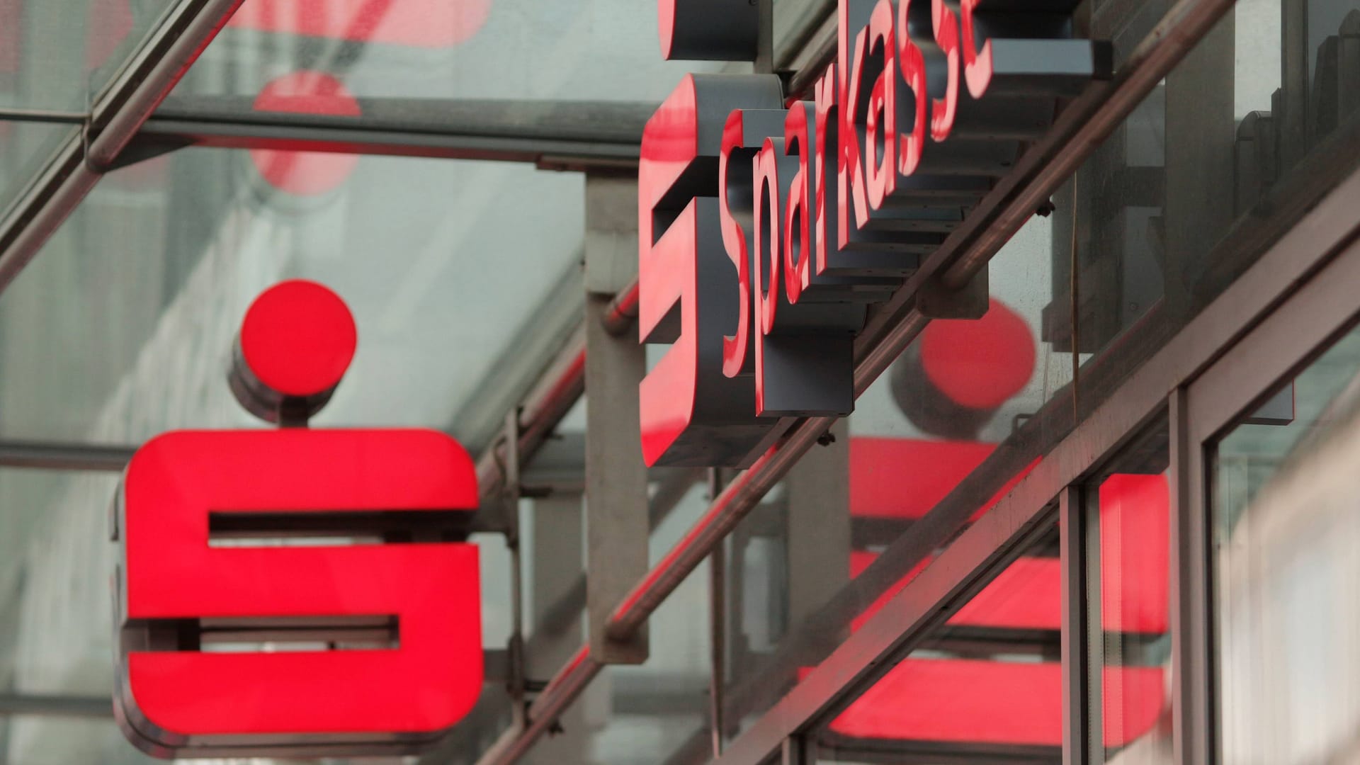 Sparkasse: Das Geldinstitut kämpft mit technischen Problemen.