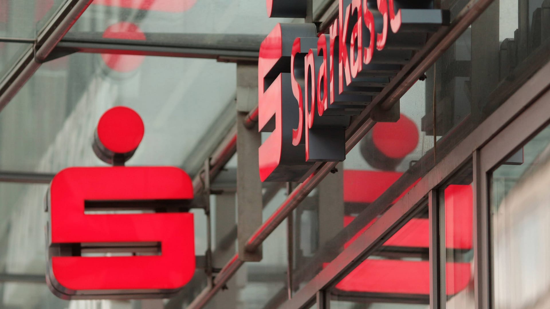 Sparkasse: Das Geldinstitut kämpft mit technischen Problemen.