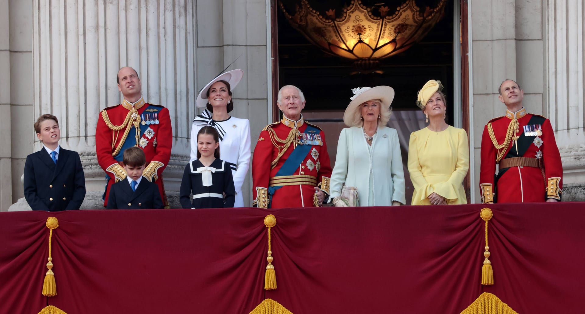 2024: Nachdem die Krebsdiagnosen von König Charles III. und Prinzessin Kate bekannt geworden waren, standen sie bei "Trooping the Colour" dennoch vereint zusammen.