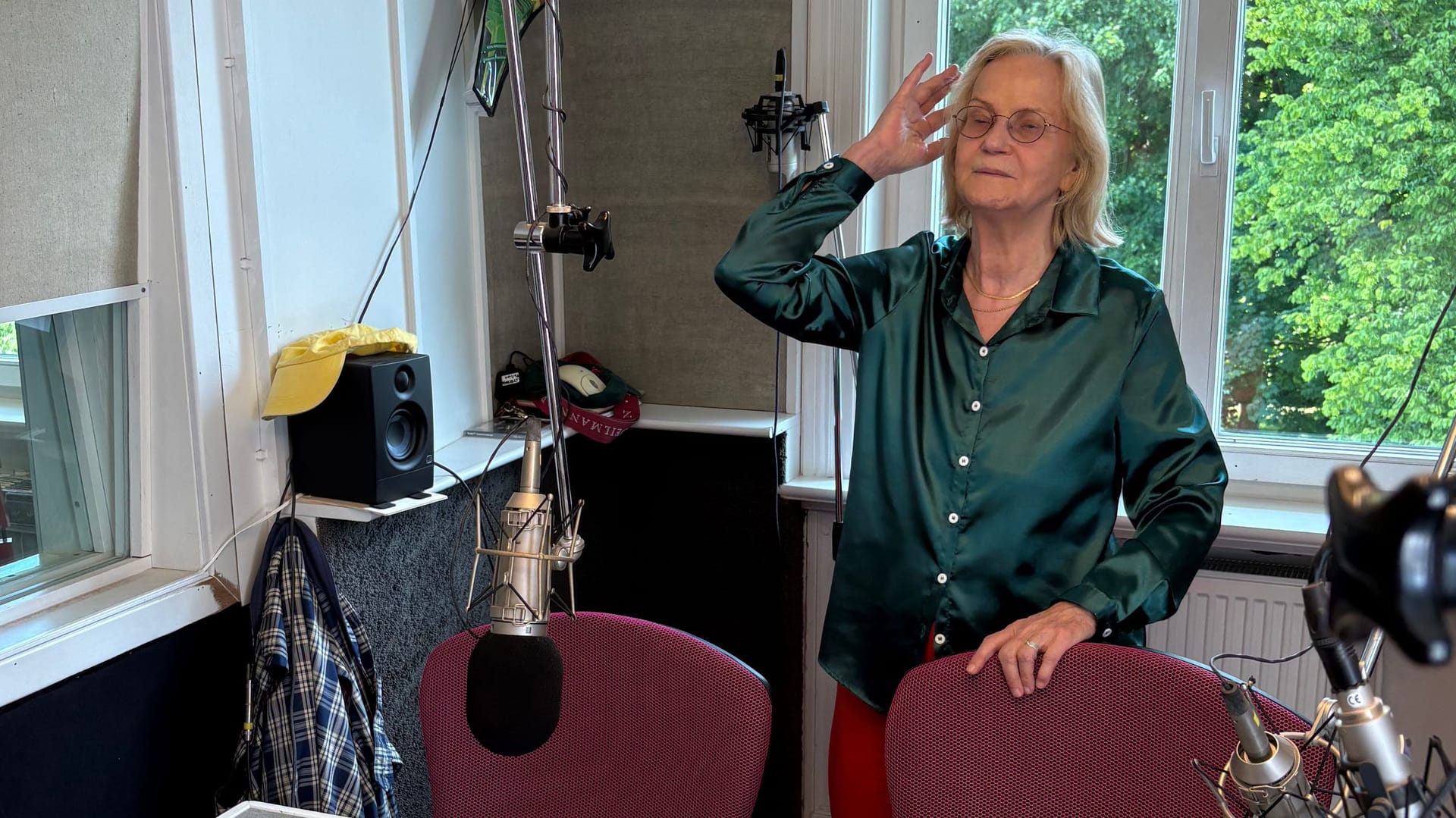 Heikedine Körting im Aufnahmestudio: Normalerweise blickt sie von links durchs Fenster auf das Geschehen und dirigiert es.
